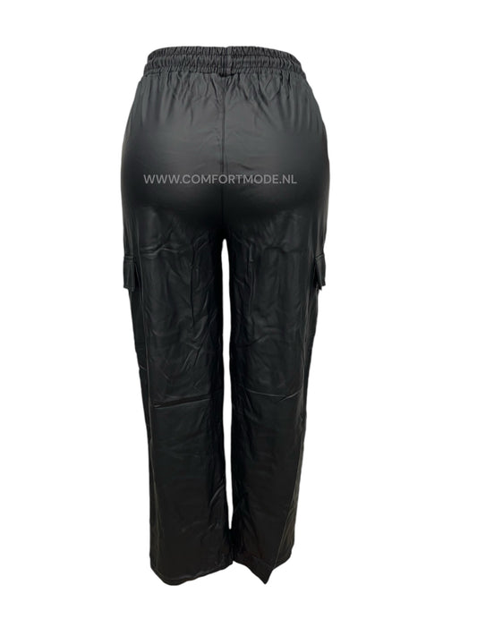 A057 -COMFORTBROEK CARGO ZWART LEER MET RECHTE PIJP