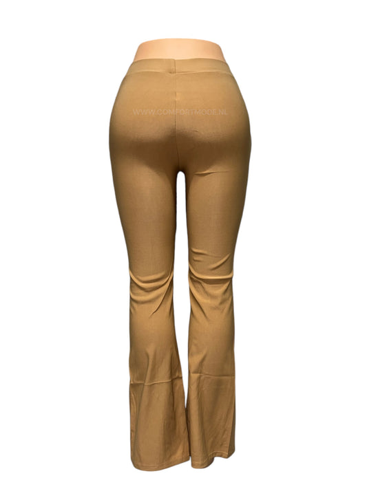 -COMFORTBROEK BEIGE FLARED MET SPLIT
