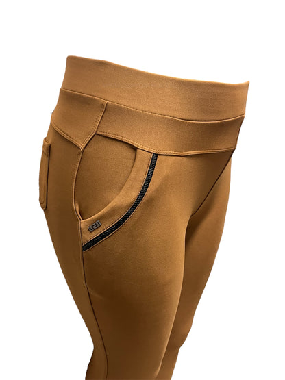 R210 -COMFORTBROEK CAMEL MET ZAKKEN