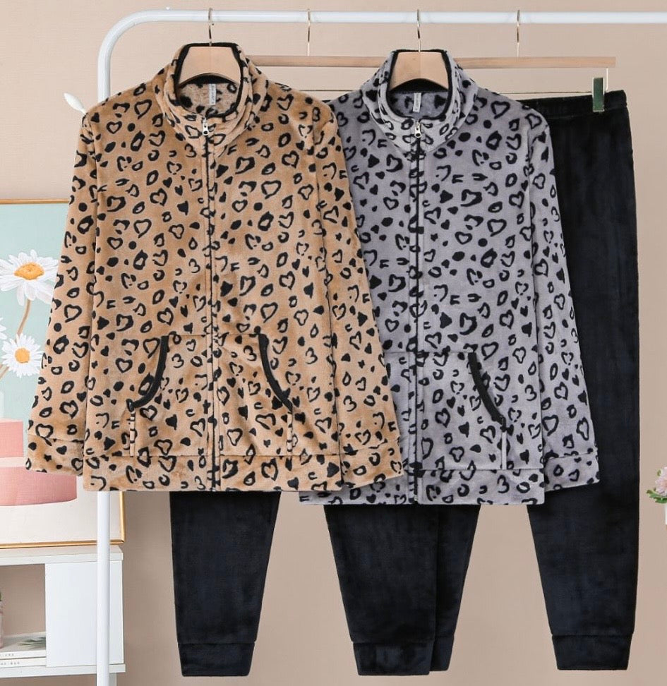 -HUISPAK LEOPARD VEST EN BROEK